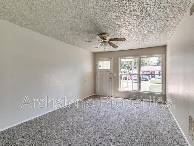 Photo - 2305 Mustang St