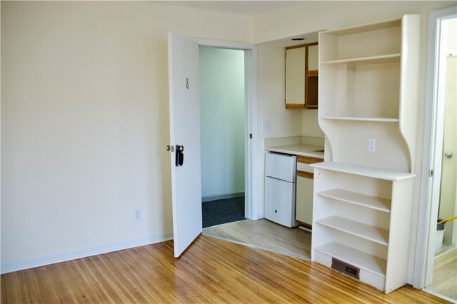 Building Photo - 1685 Monroe Ave