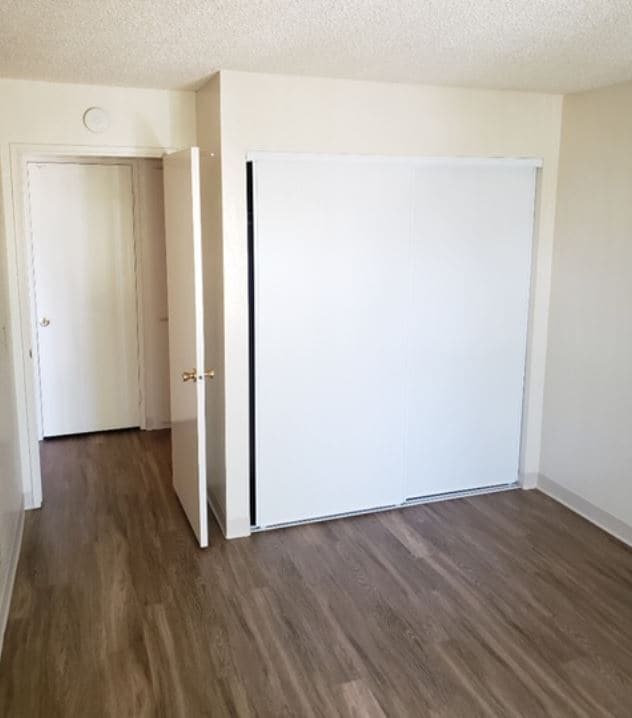 Photo - Lakeshore Villa Apartments