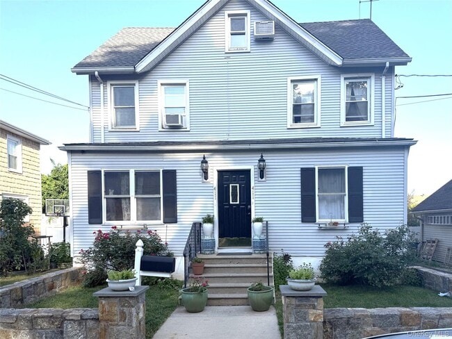 Building Photo - 411 Elm St