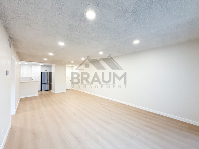 Building Photo - 6041 Whitsett Ave Unit 202