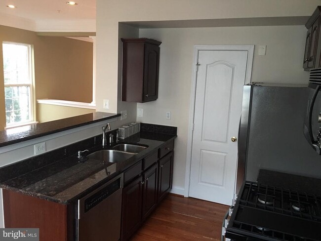 Photo - 2122 Darcy Green Pl