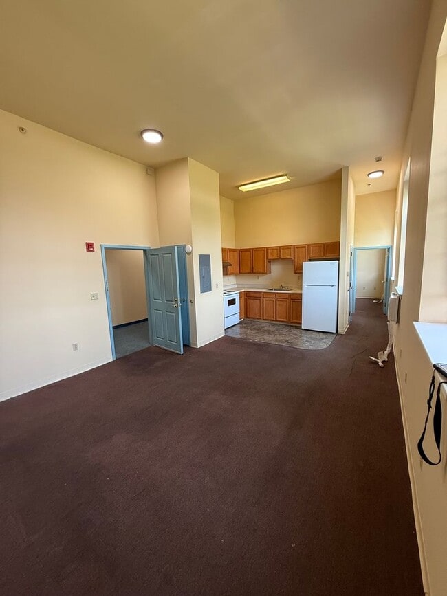 Building Photo - Spacious 2 Bedroom Apartment Unit 1-2B