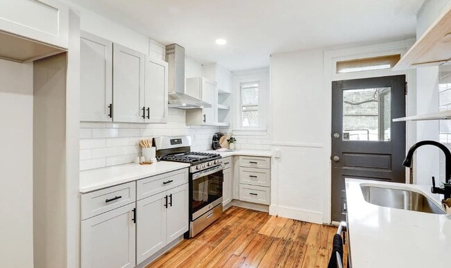 Photo - 4BR Lancaster Home in School District | Modern Kitchen, Hardwood Floors & Central Air!!