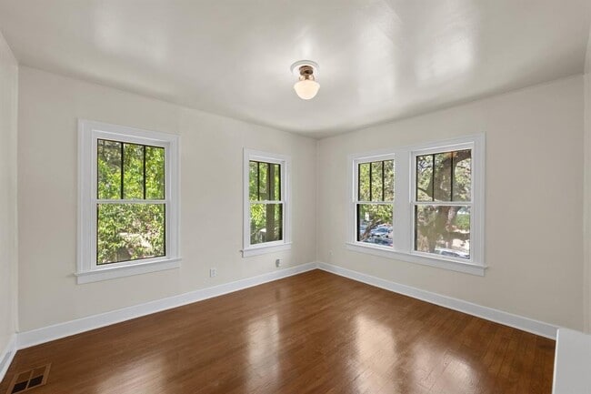 Photo - 107 Gibson St E