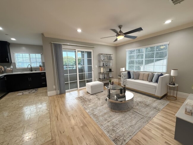 Building Photo - MOVE IN READY 2/2 with 2 Assigned Parking!... Unit 4