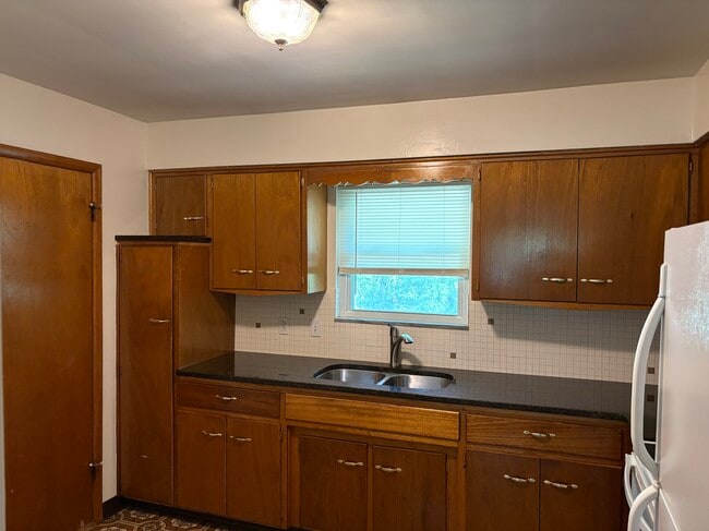 3927 Kent Rd