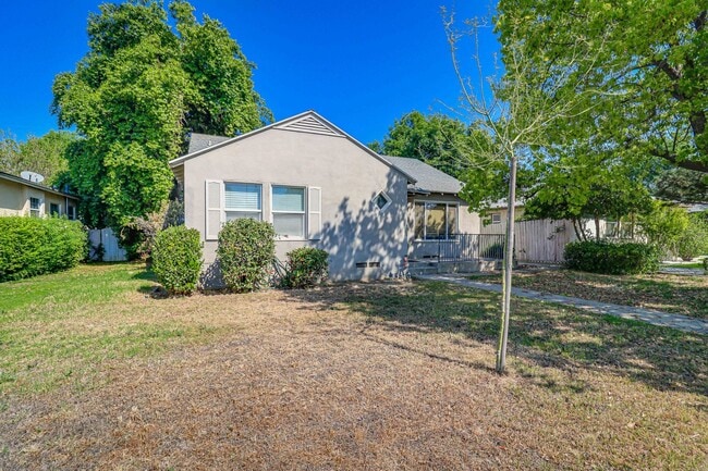 Photo - 4+2 Downtown Truxtun Ave Charm!