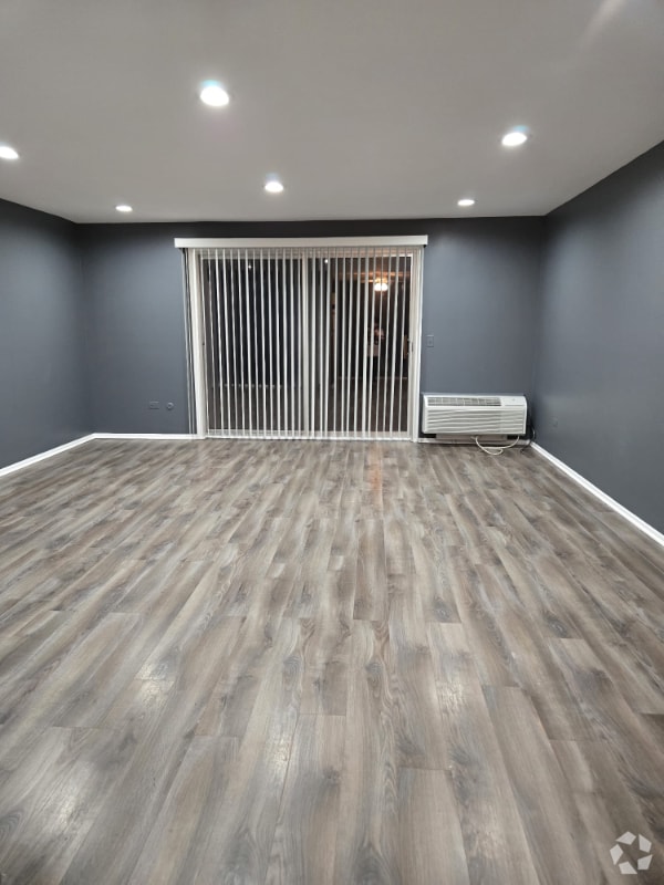 Building Photo - 19 E Palatine Rd Unit 2B Rental