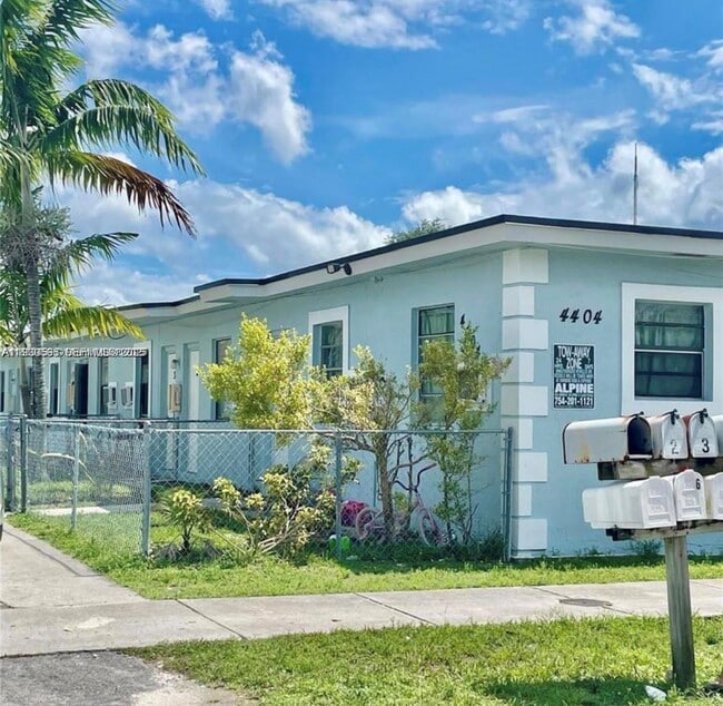 Building Photo - 4404 SW 22nd St Unit 6