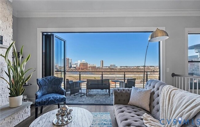 Photo - 444 W 6th St