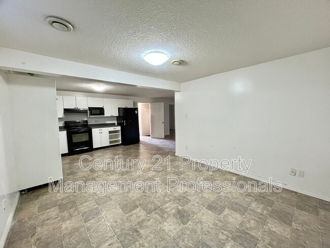 Photo - 12915 69 St NW