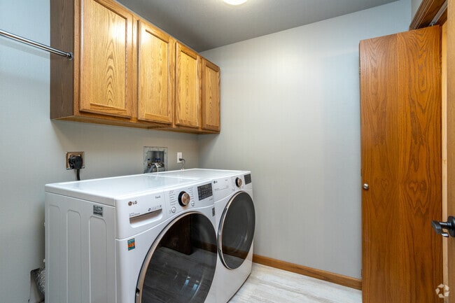 2BR, 2BA - 1,612SF - laundry