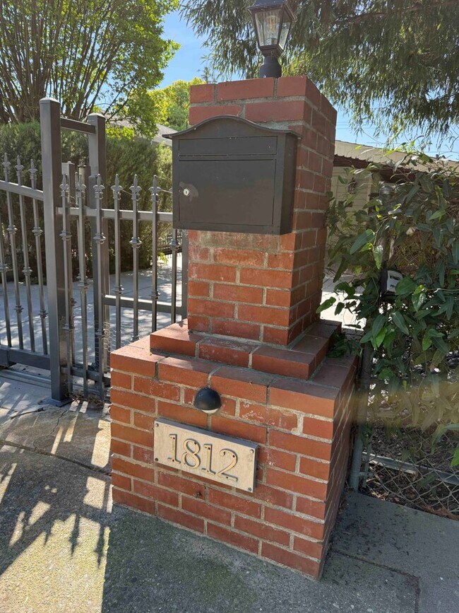 Photo - Charming Land Park 2 Bedroom