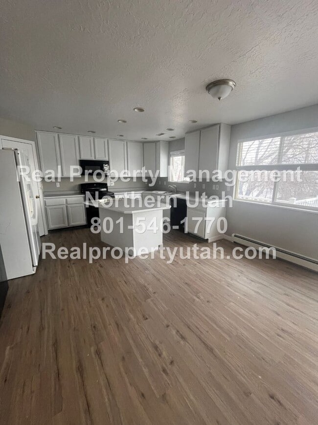 Photo - 6 Bed 3.5 Bath Rambler Home in Layton