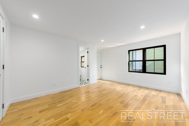 Photo - 3 Bed 2 Bath with W/D & Terrace! Unidad 1