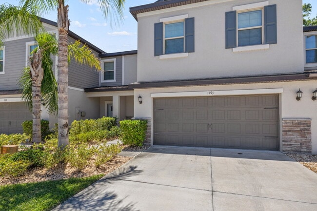 Building Photo - "Spacious 4-Bed Oasis with Granite Charm in Lutz!"In a gated community with 2 Cars garage