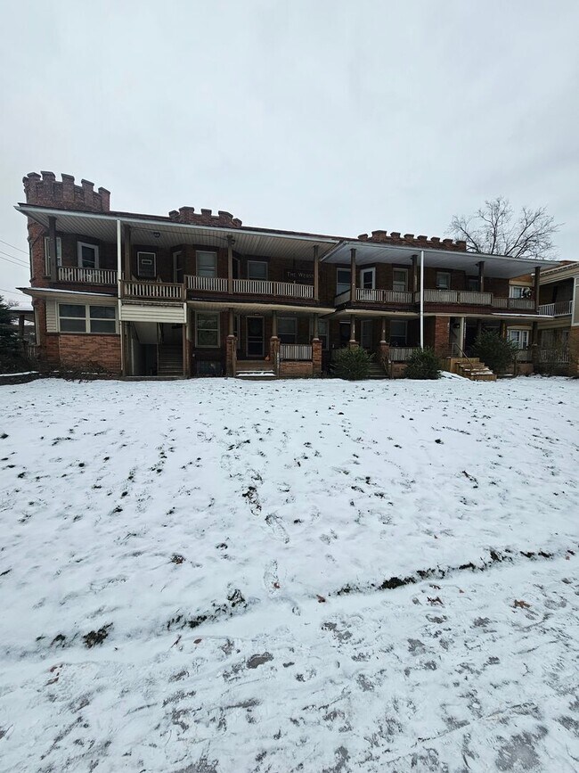 Building Photo - Clifton/Warren Rd 13 Unit 1172 Warren Rd #1