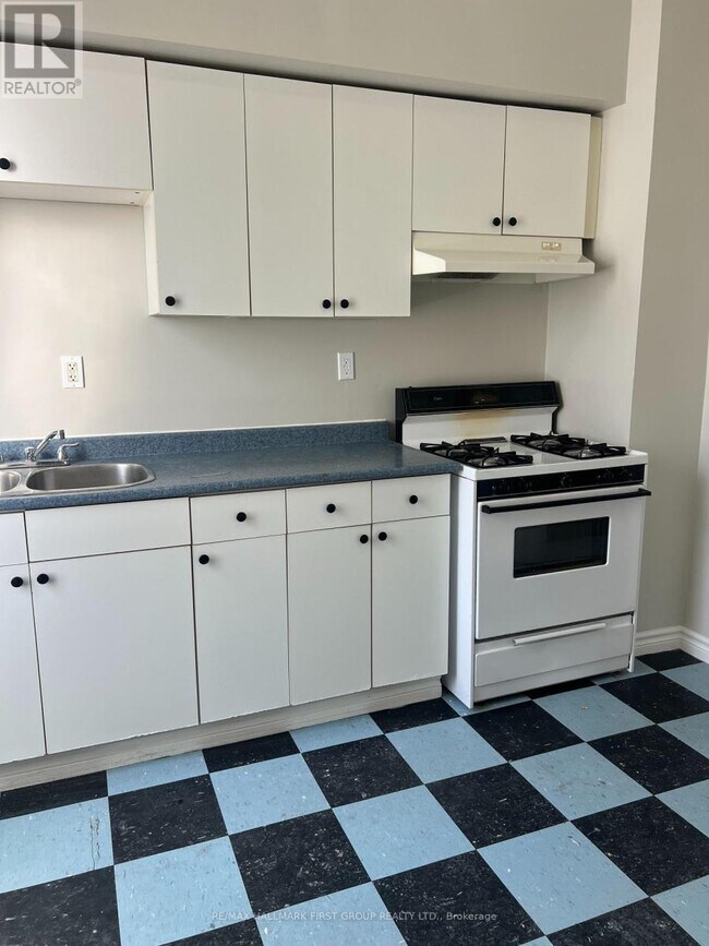 Photo - 730 Simcoe St S Unit 6