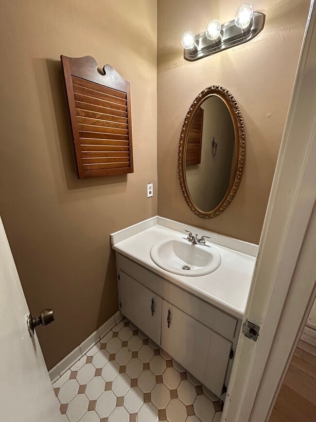 Main Floor Half Bath - 3633 Cobble Mill Ln Unit 3633