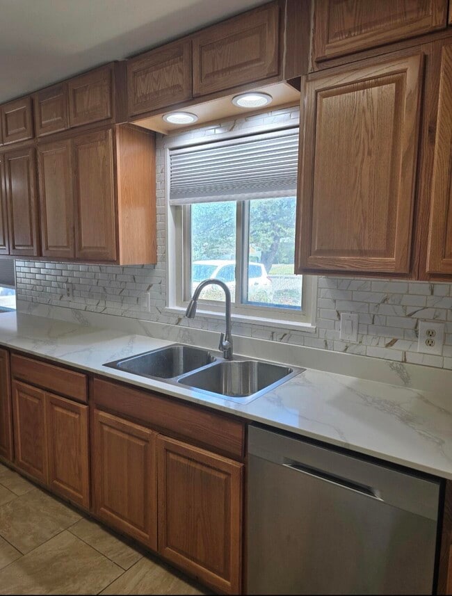 Photo - 1205 Valencia Dr NE