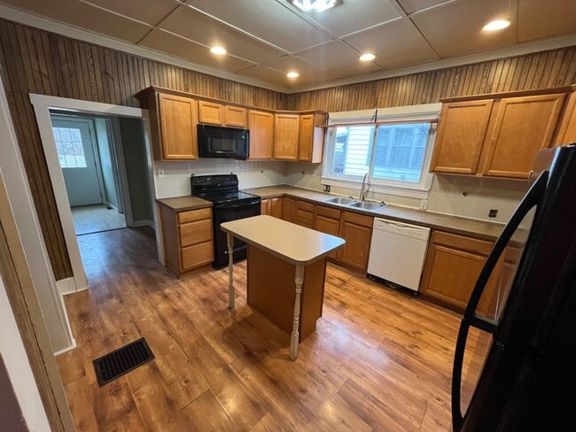 Photo - 829 S Main St