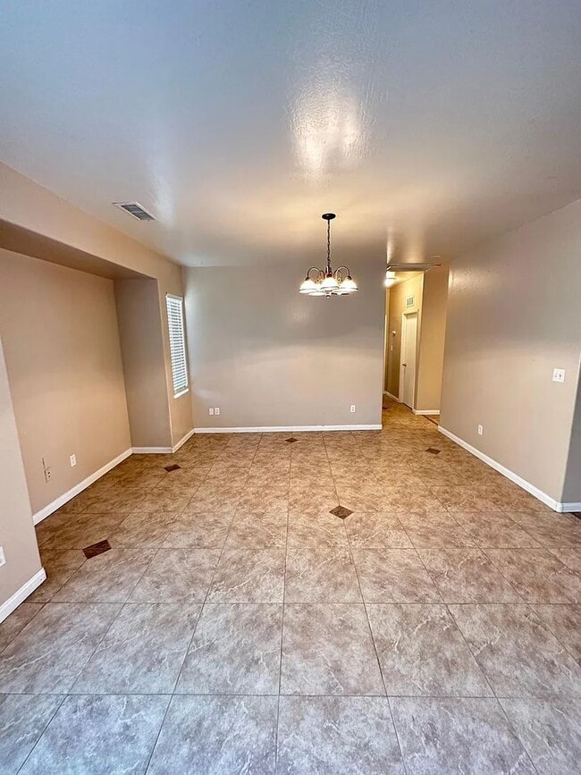 Photo - Well Maintained Single Family Home in Bakersfield, CA