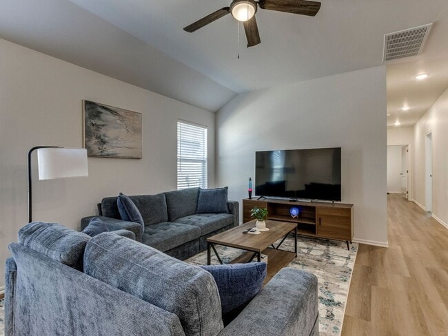 Photo - Cozy 3-Bed Retreat in Yukon - Fully Furnished & All Utilities Included