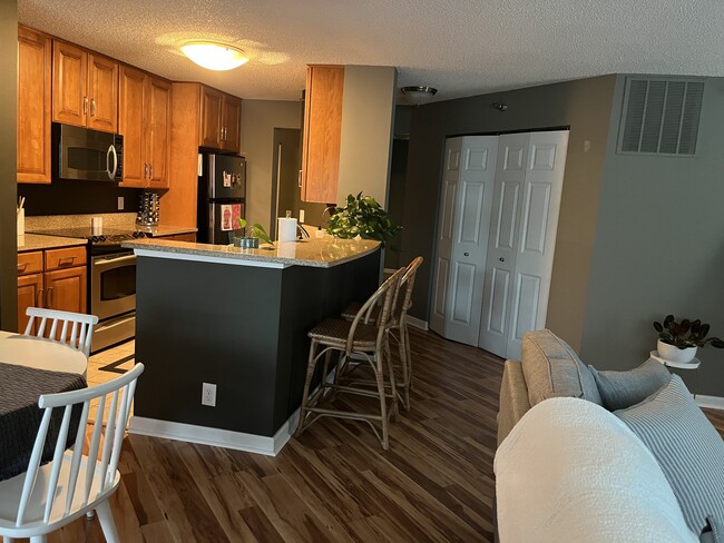 Building Photo - 6157 Chasewood Pky Unit 201