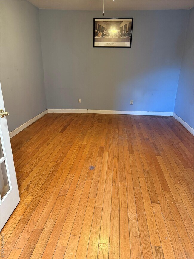 Photo - 76 E Argyle St