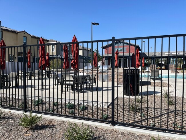 Building Photo - 28019 Oakdale Dr