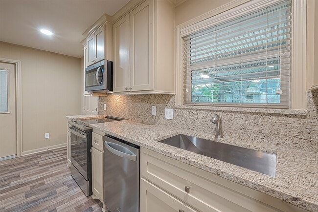 Photo - 722 Venice St