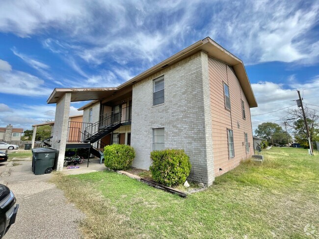 Building Photo - 1304 Quail Cir Unit 1304 D Quail Circle Rental