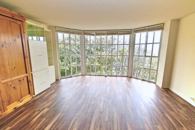 Building Photo - 1255 California St Unit 202