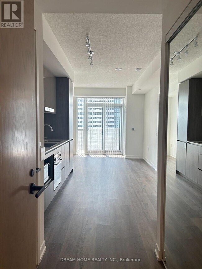 Photo - 28 Interchange Wy Unité 2902