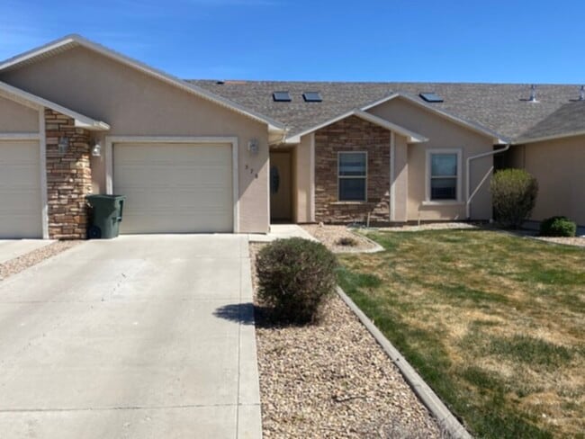 Building Photo - Beautiful Townhome!