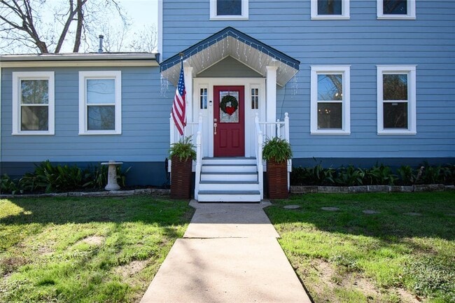 Photo - 307 Walnut Dr E