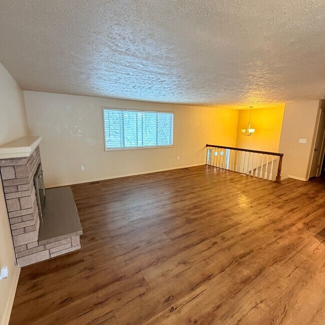 Photo - 906 Summit Dr