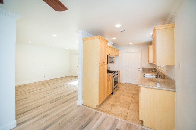 Photo - Sunny and Bright 3 Bedroom End Unit in Yorktown Villas Neighborhood