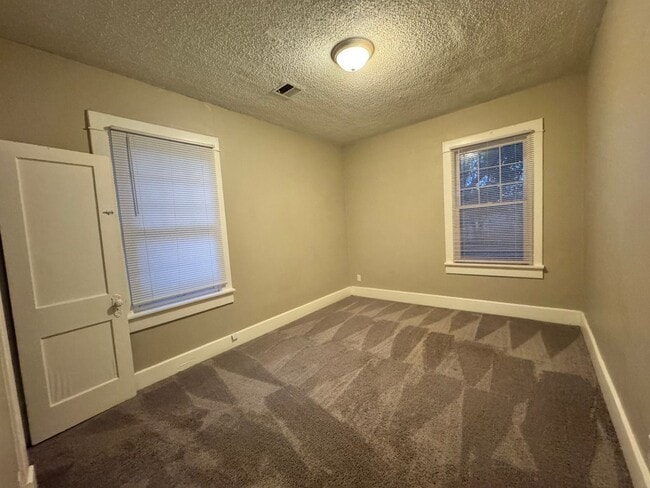 Photo - Spacious Home in Newton - 2 Bed/1 bath