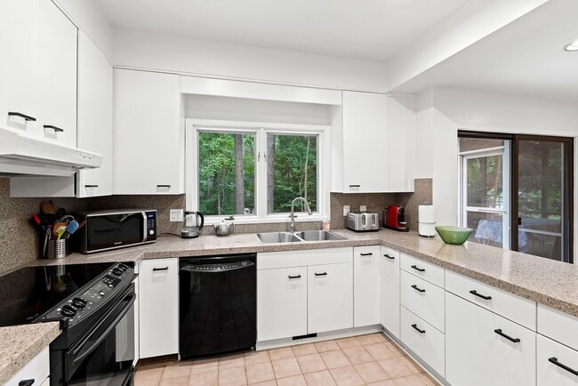 Photo - Gorgeous Home in Ironwoods Neighborhood Chapel Hill