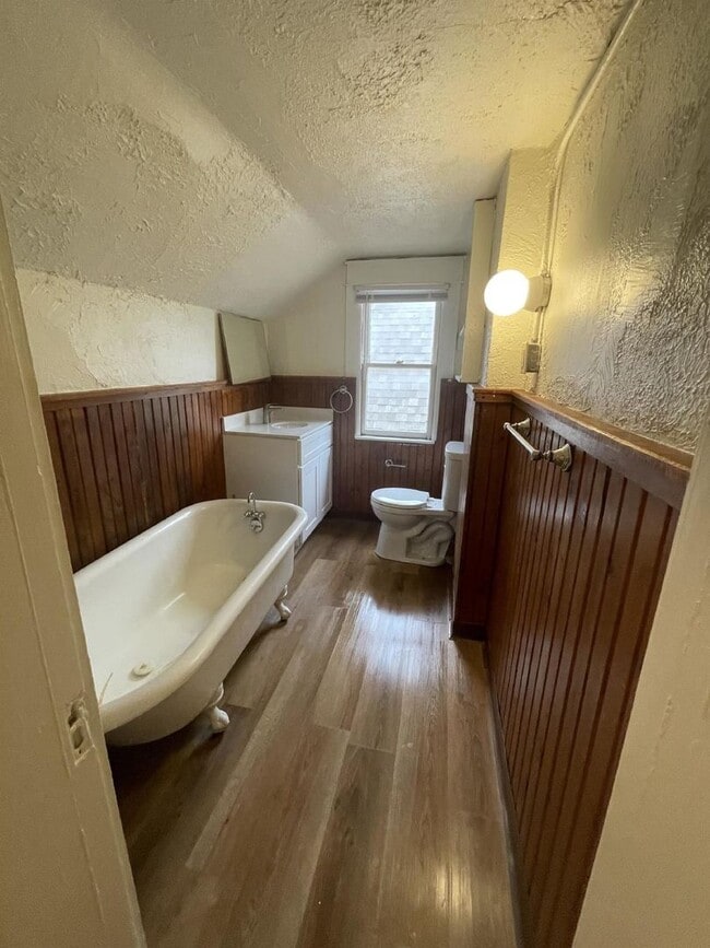 Photo - 221 E 9th St