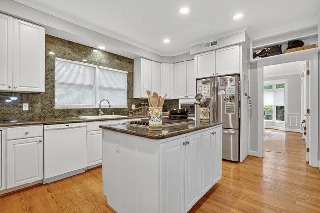 Photo - 401 N Lombardy St