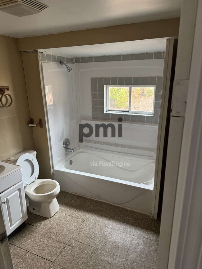 Photo - 1704 N Gulick Ave