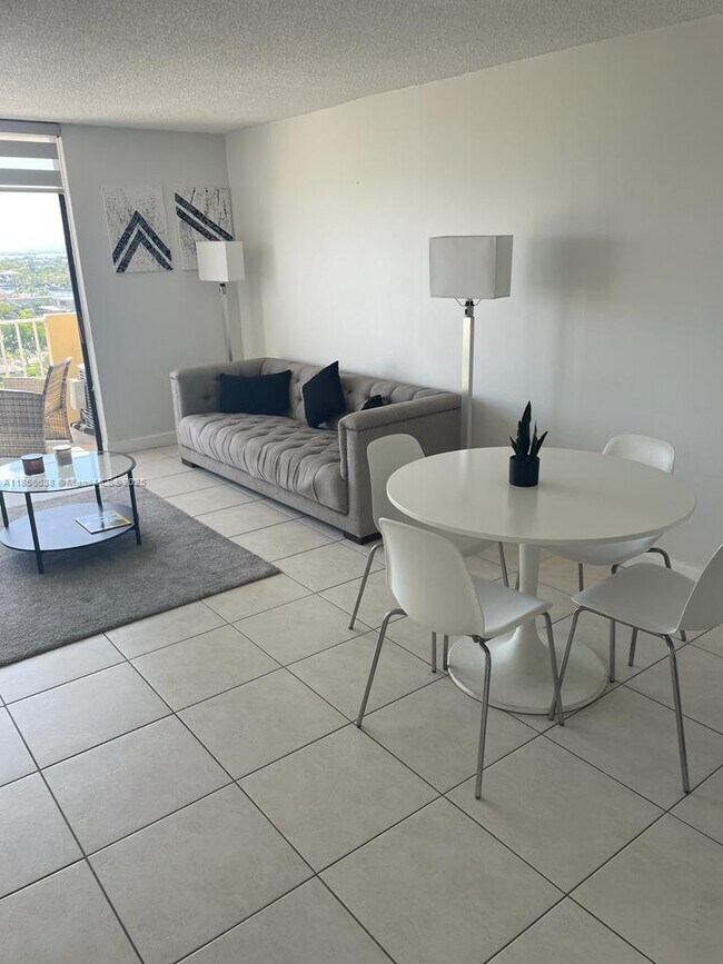 Photo - 2350 NE 135th St Unidad 1109