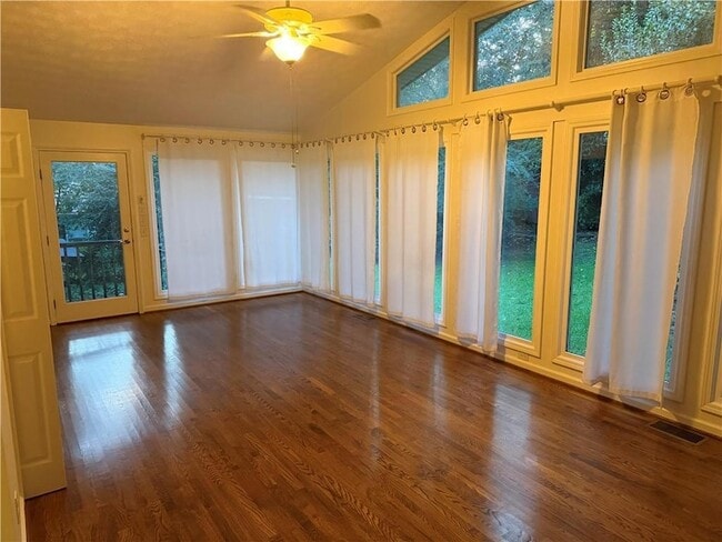 Photo - 2022 Woodbine Terrace NE