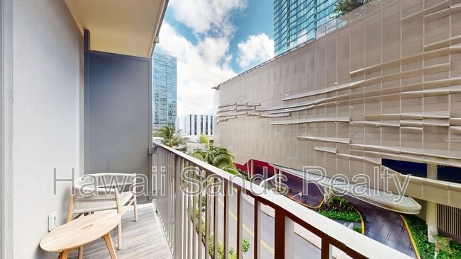 Photo - 987 Queen St