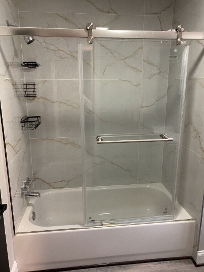 2501 Linden Ave Unidad BC W/ BATH AVAILABLE $850 C