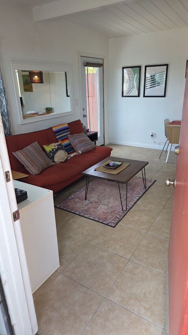2766 Island Ave Unidad 2766-C Red Door
