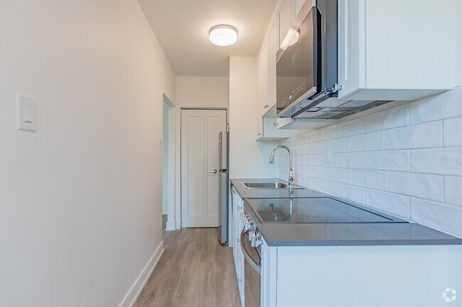 1BR + DEN, 1BA - 655PC - Cuisine - 318, 332 & 352 Patricia Avenue